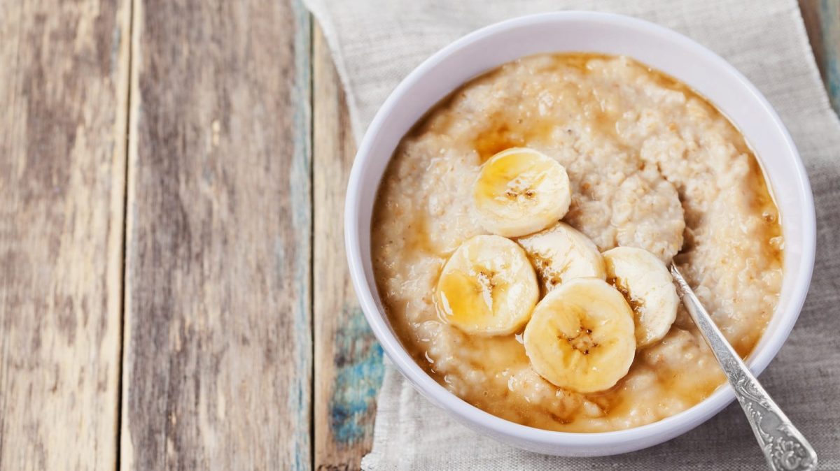 Eine Schüssel Salted Caramel Porridge auf einem Holztisch.