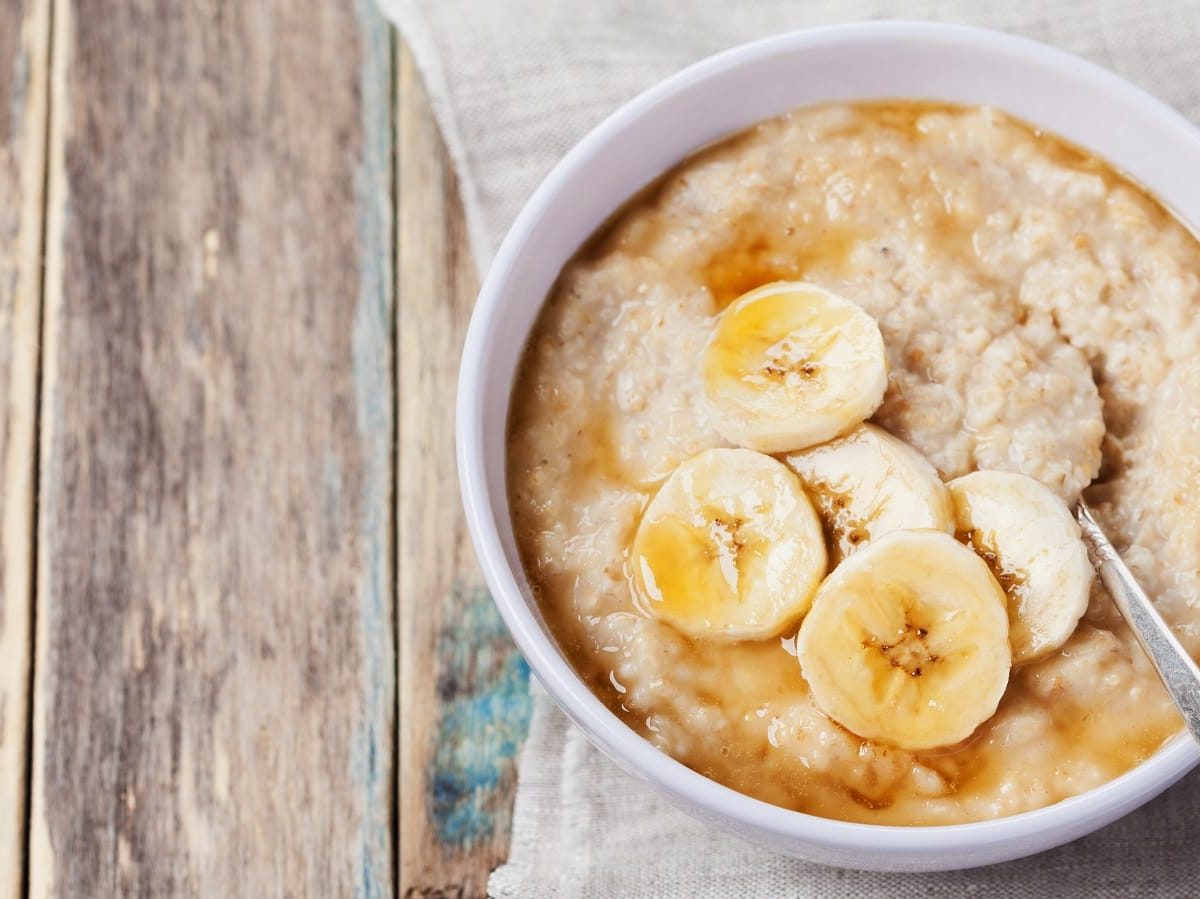 Eine Schüssel Salted Caramel Porridge auf einem Holztisch.