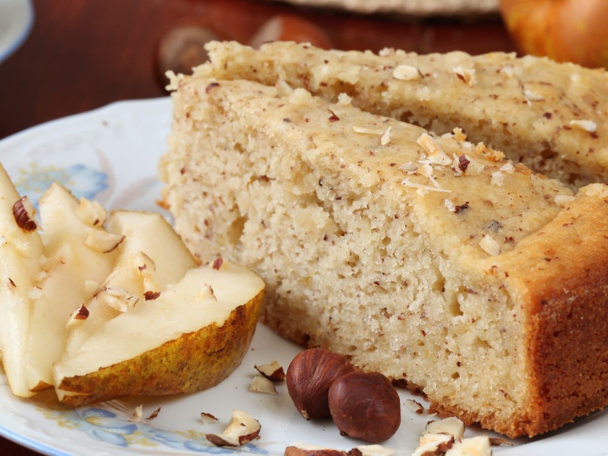 Zwei Stücke Torta Piemontese auf Teller mit Birnenscheiben. Frontalansicht.