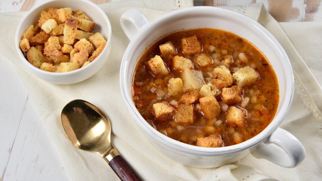 Weiße-Bohnen-Kartoffel-Suppe: Aus Großmutters Rezeptbuch - EAT CLUB