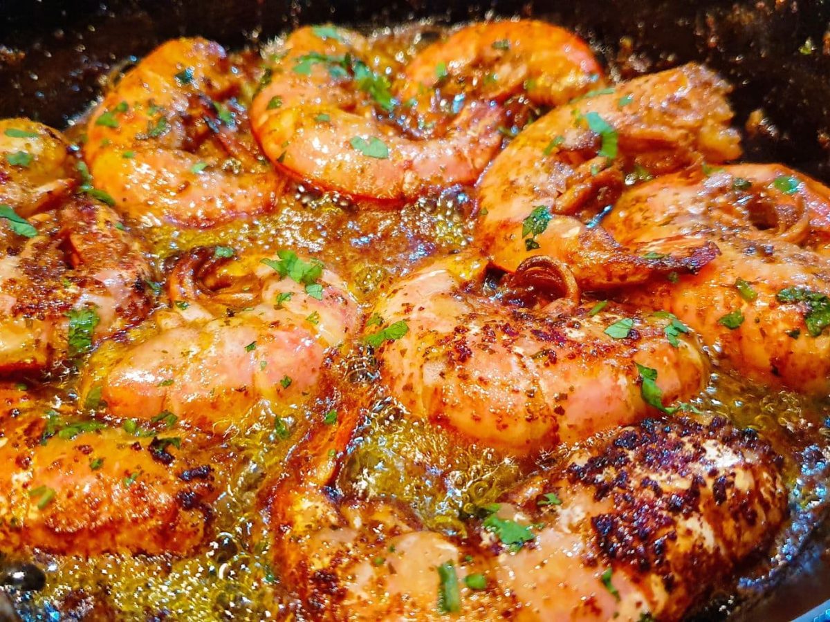 Caribbean Shrimps in dunkler Pfanne aus der Draufsicht.