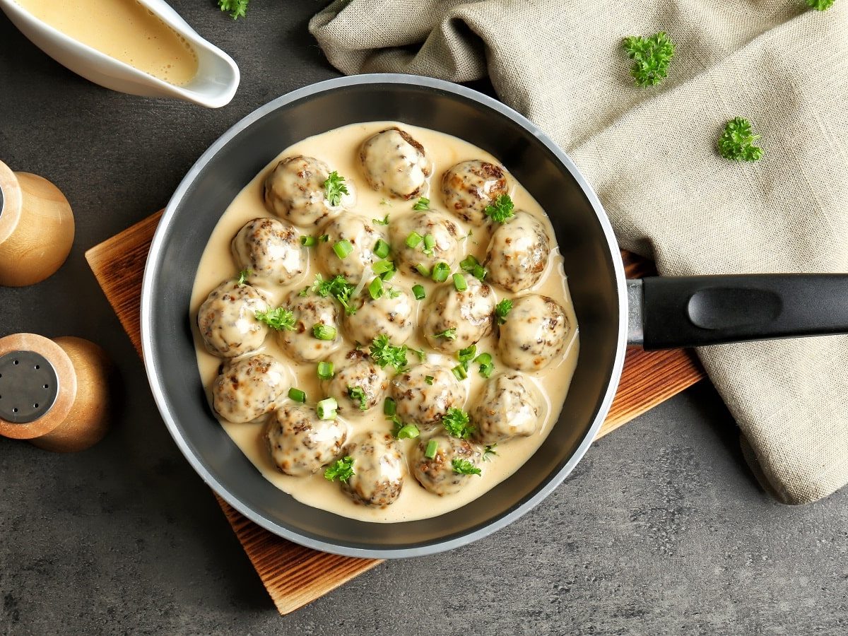 Eine Pfanne mit Hackbällchen in Honig-Senf-Sauce.