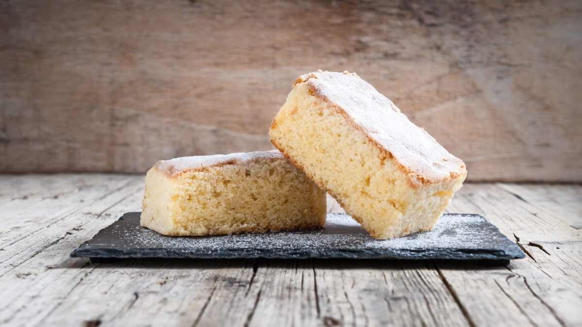 Fantakuchen vom Blech auf Schieferplatte.