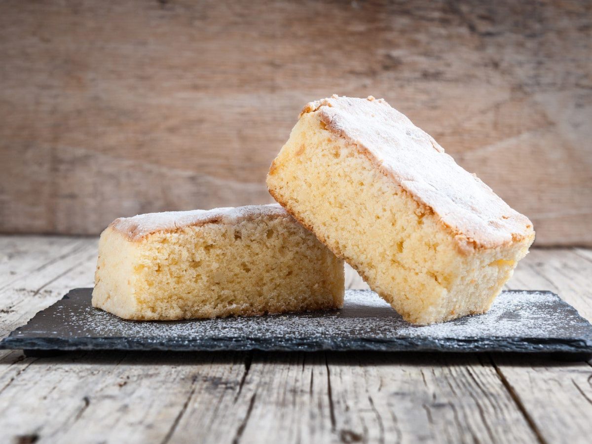 Fantakuchen vom Blech auf Schieferplatte.