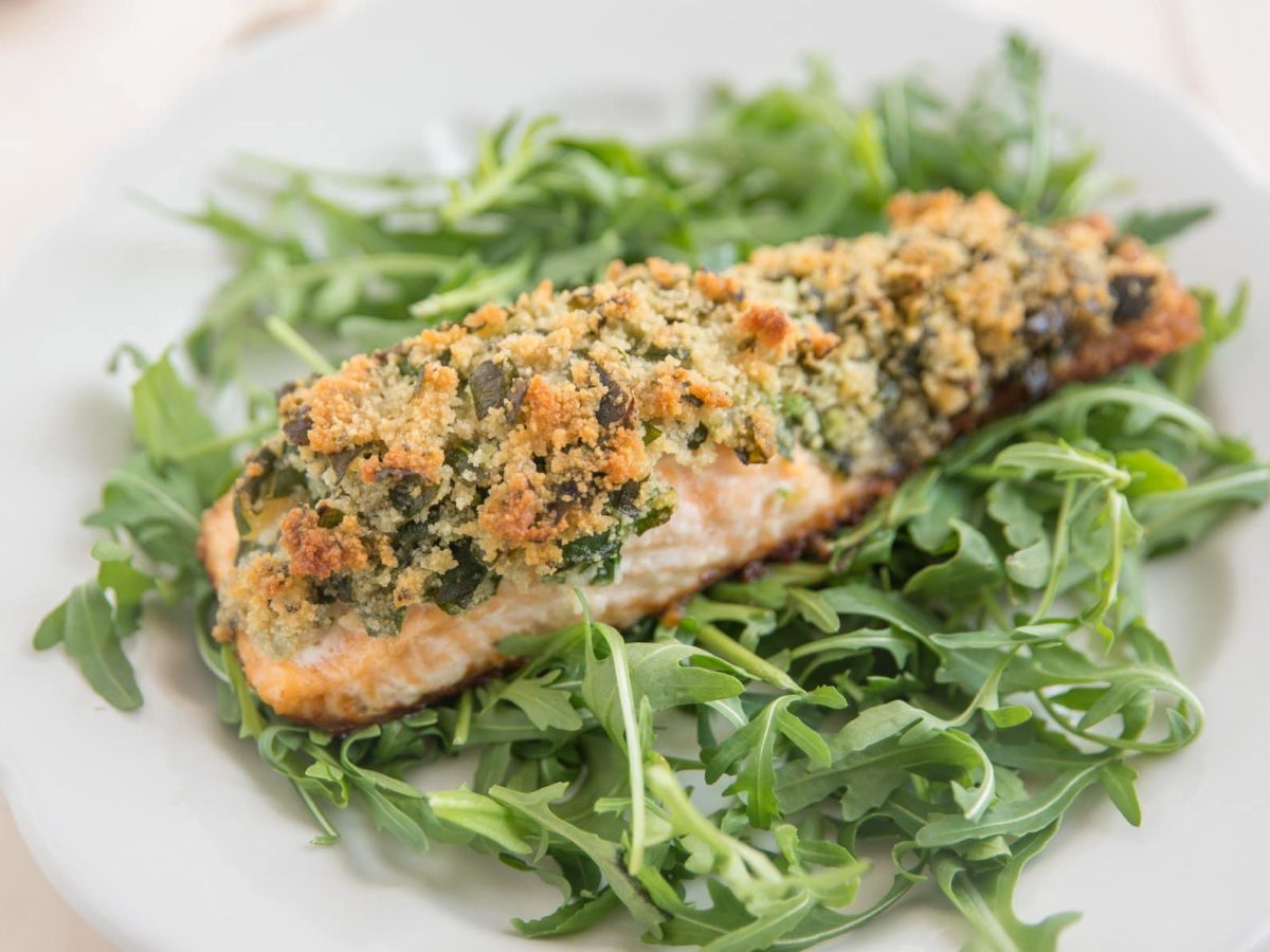 Lachs mit Bärlauchkruste auf Rucolasalat.