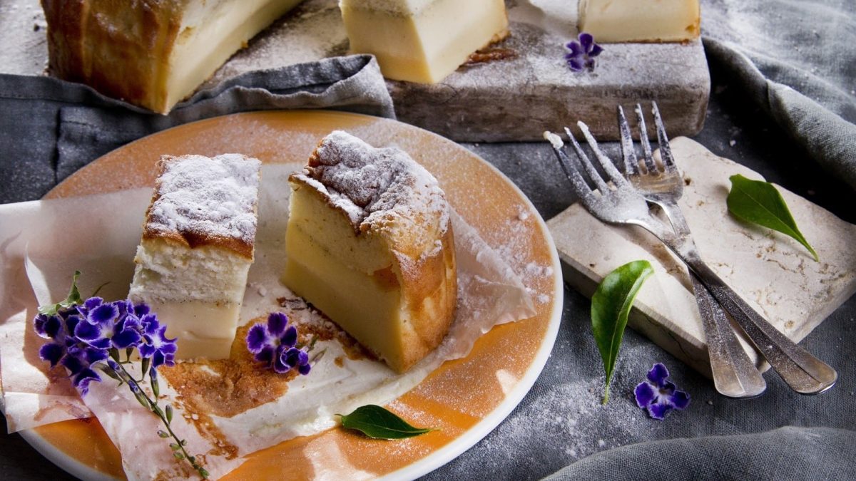 Ein Teller mit einem Stück Magic Cake.