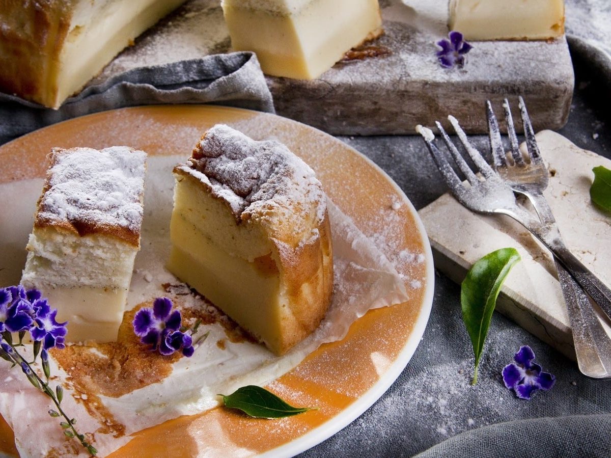 Ein Teller mit einem Stück Magic Cake.