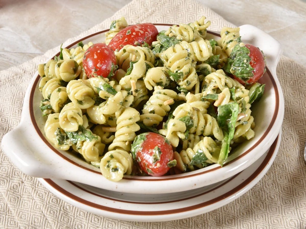 Ein Pastateller mit Pesto-Creme-Pasta auf einem Leinentuch.