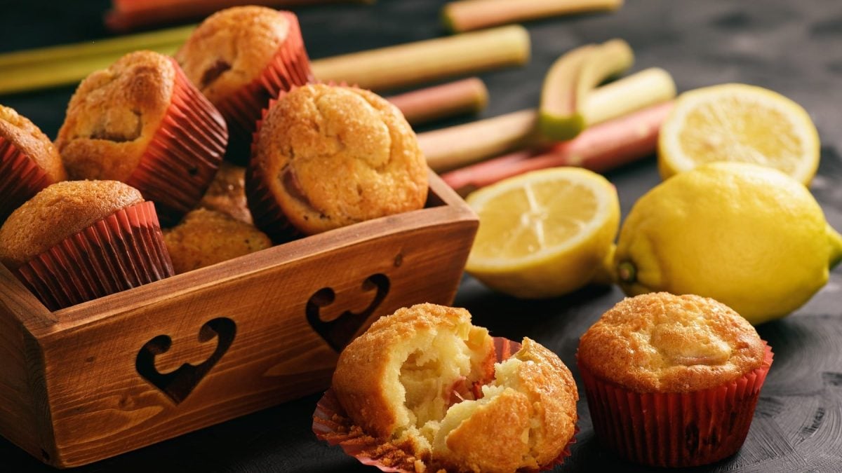 Rhabarber-Muffins mit Zitronen auf dunklem Untergrund.