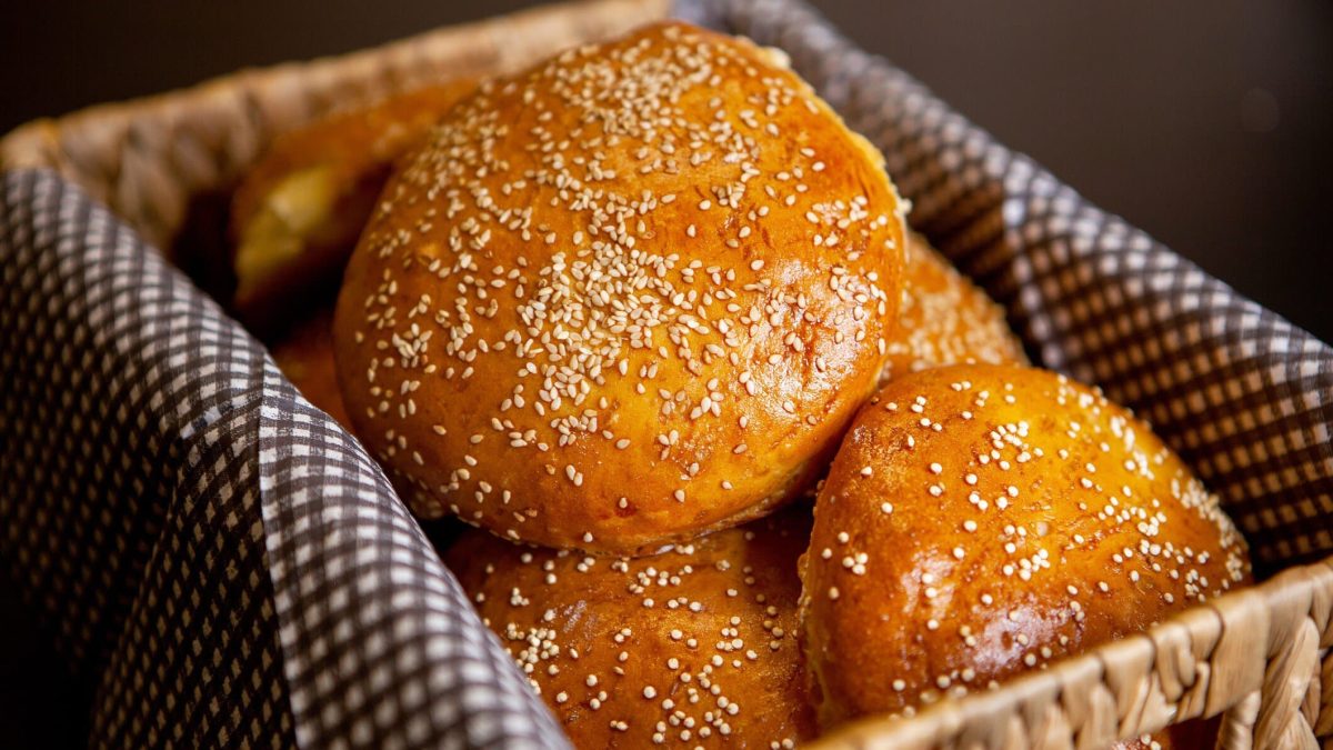 Spargel-Buns mit Spargelwasser in einem Korb mit Tuch auf dunklem Untergrund. Draufsicht.