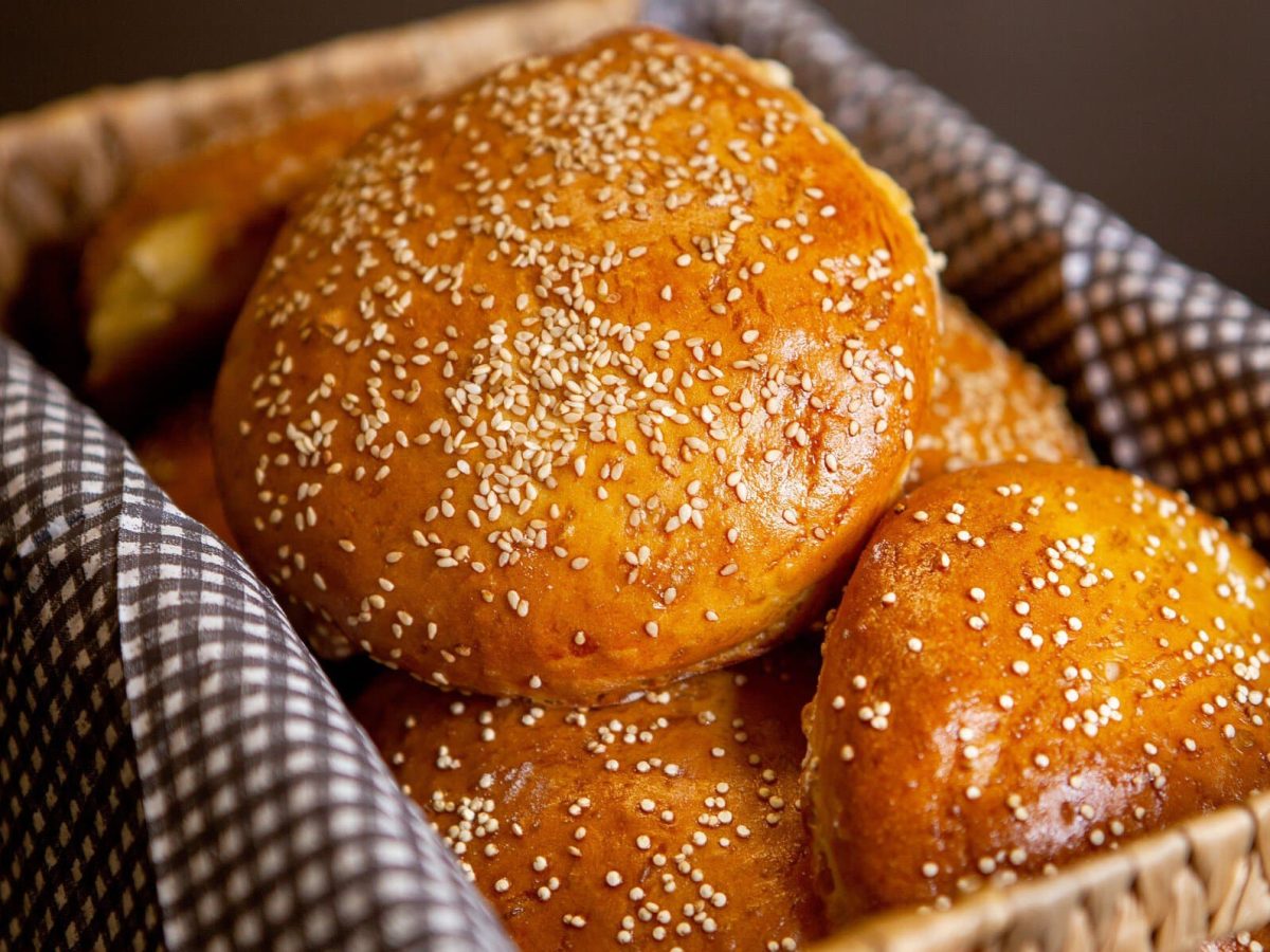 Spargel-Buns mit Spargelwasser in einem Korb mit Tuch auf dunklem Untergrund. Draufsicht.