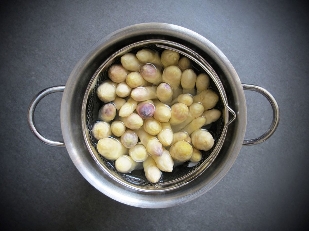 Spargelwasser verwenden weißer Spargel aufrecht in Topf kochend. Draufsicht.