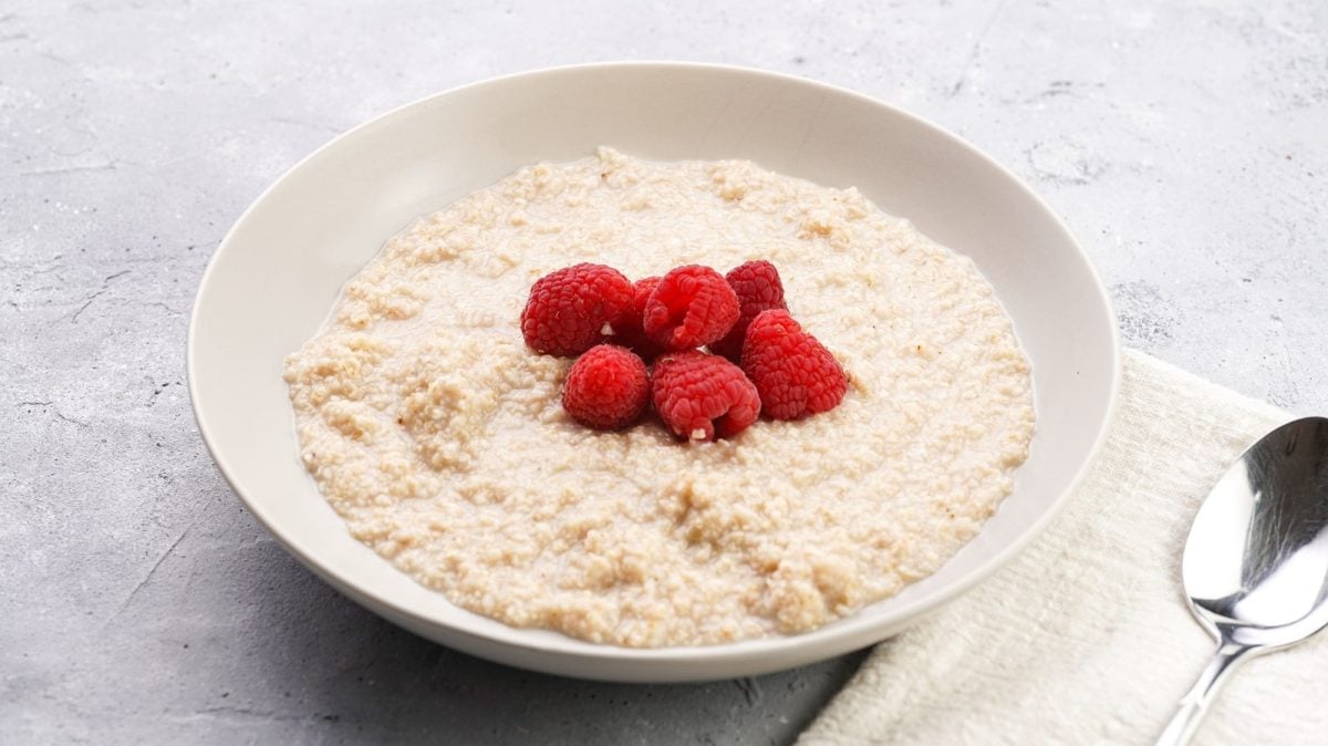 Eine Schüssel mit White Chocolate Porridge auf einem hellen Tisch.