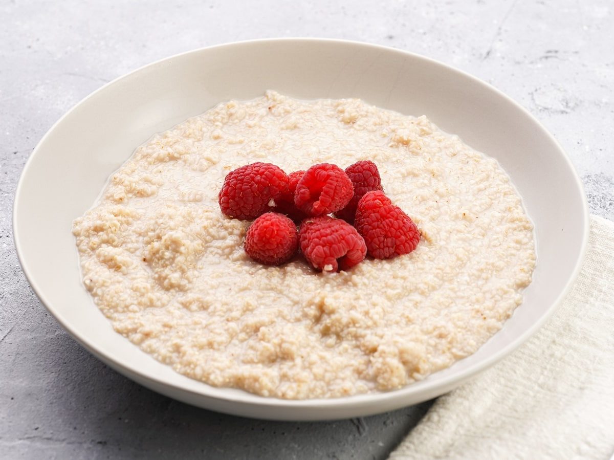 Eine Schüssel mit White Chocolate Porridge auf einem hellen Tisch.