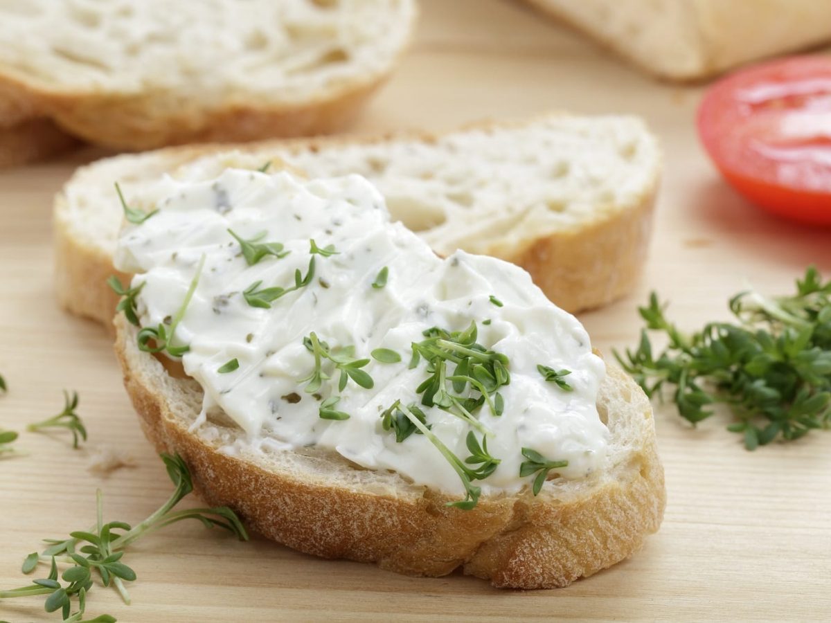 Frischkäseaufstrich mit Kresse auf Baguette.