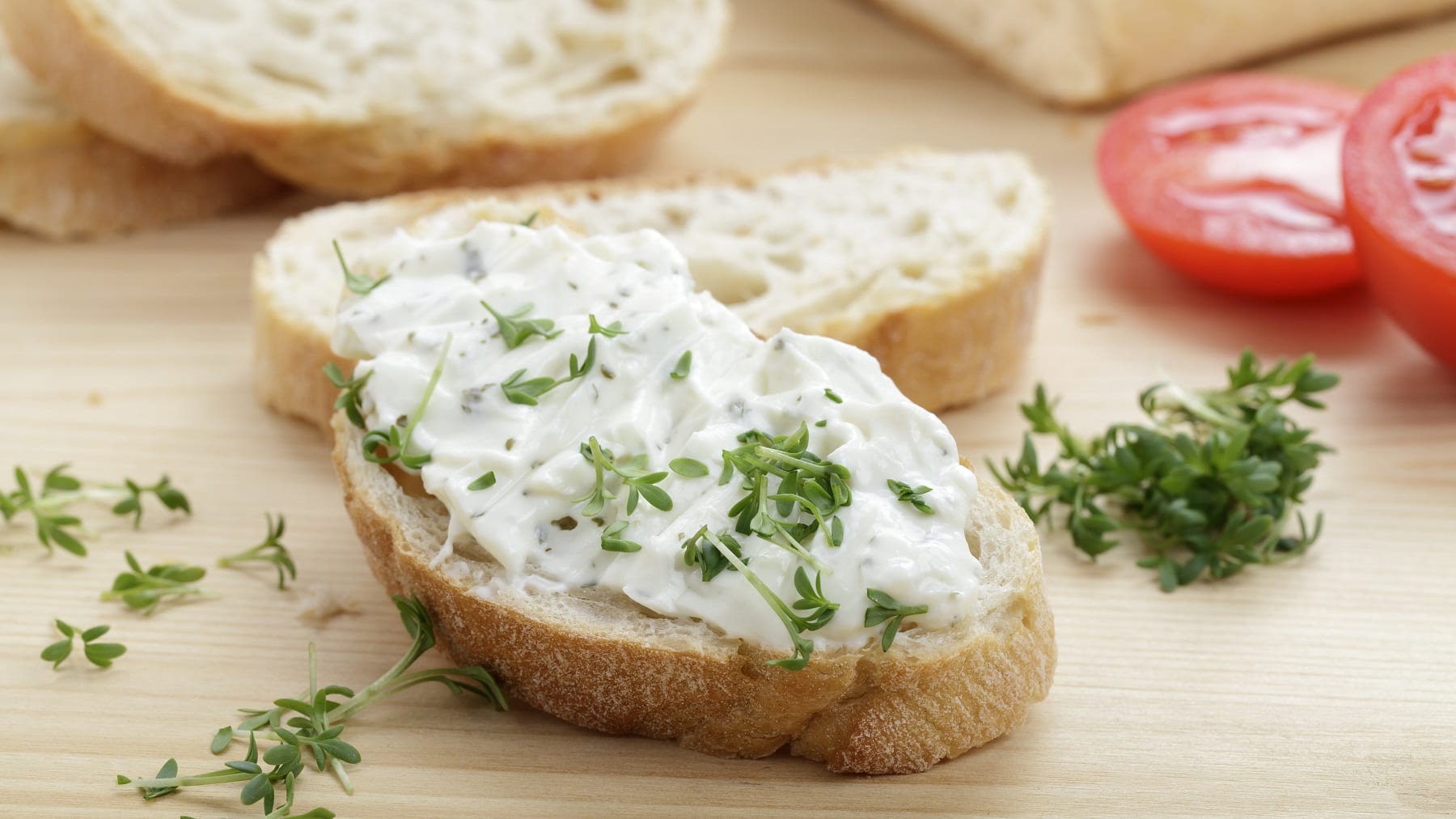 Frischkäseaufstrich mit Kresse auf Baguette.