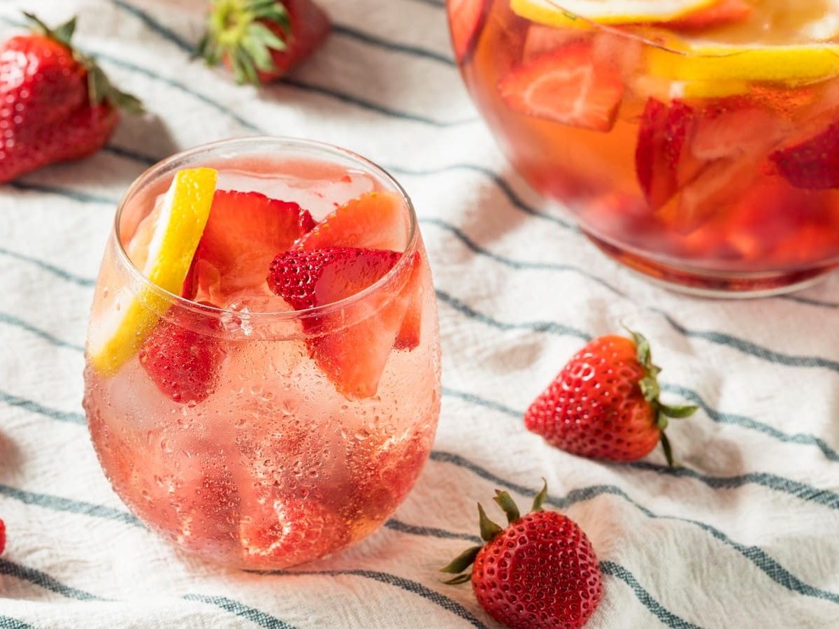 Ein Glas Berry Spritz auf einem gestreiften Küchentuch.