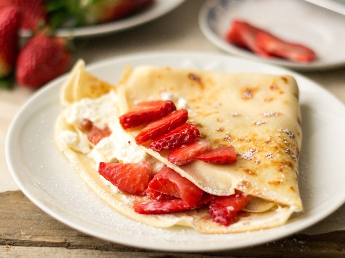 Ein Teller mit Cheesecake-Quesadillas mit Erdbeeren und Frischkäse.