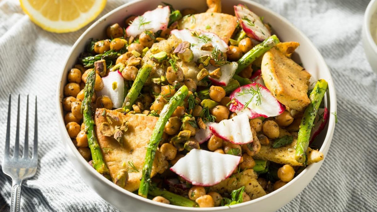 Eine Schüssel mit Fattoush mit Spargel.