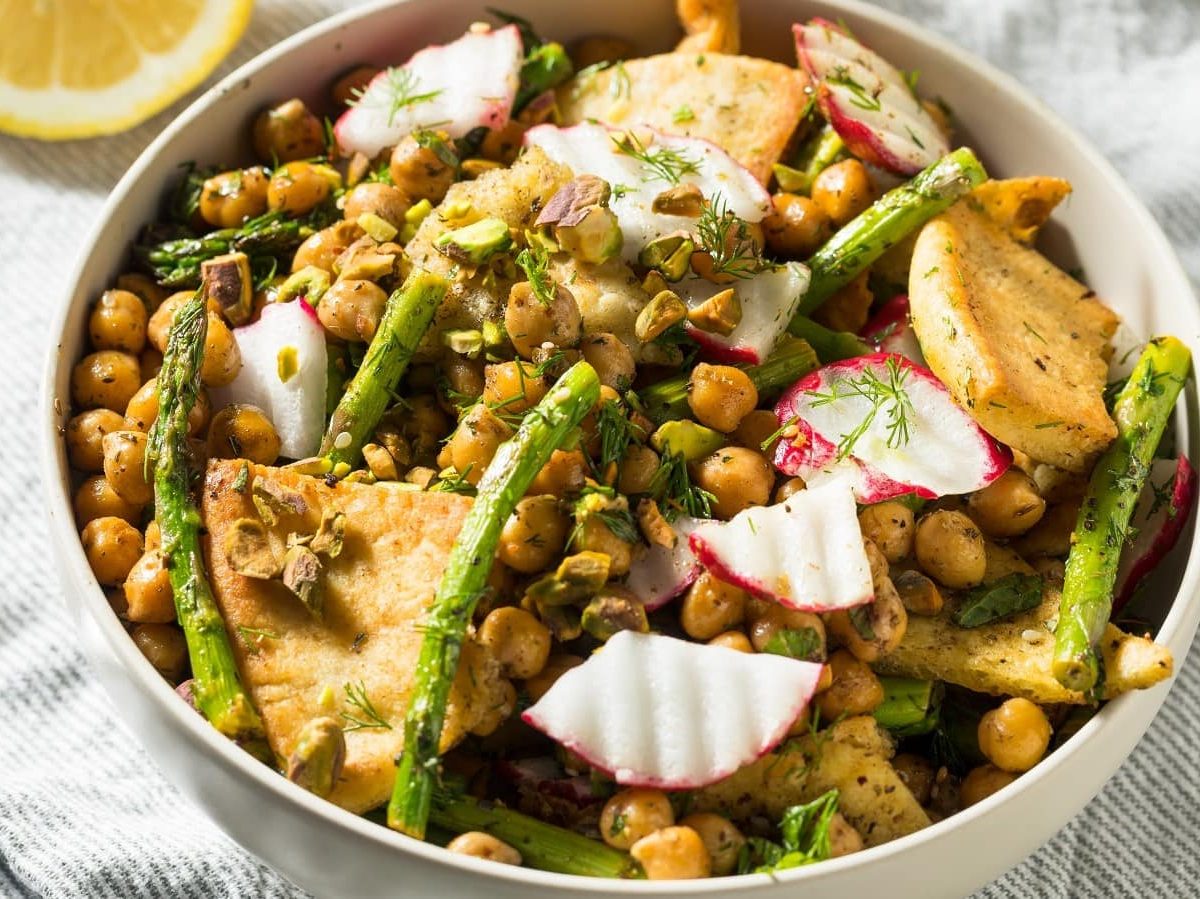 Eine Schüssel mit Fattoush mit Spargel.