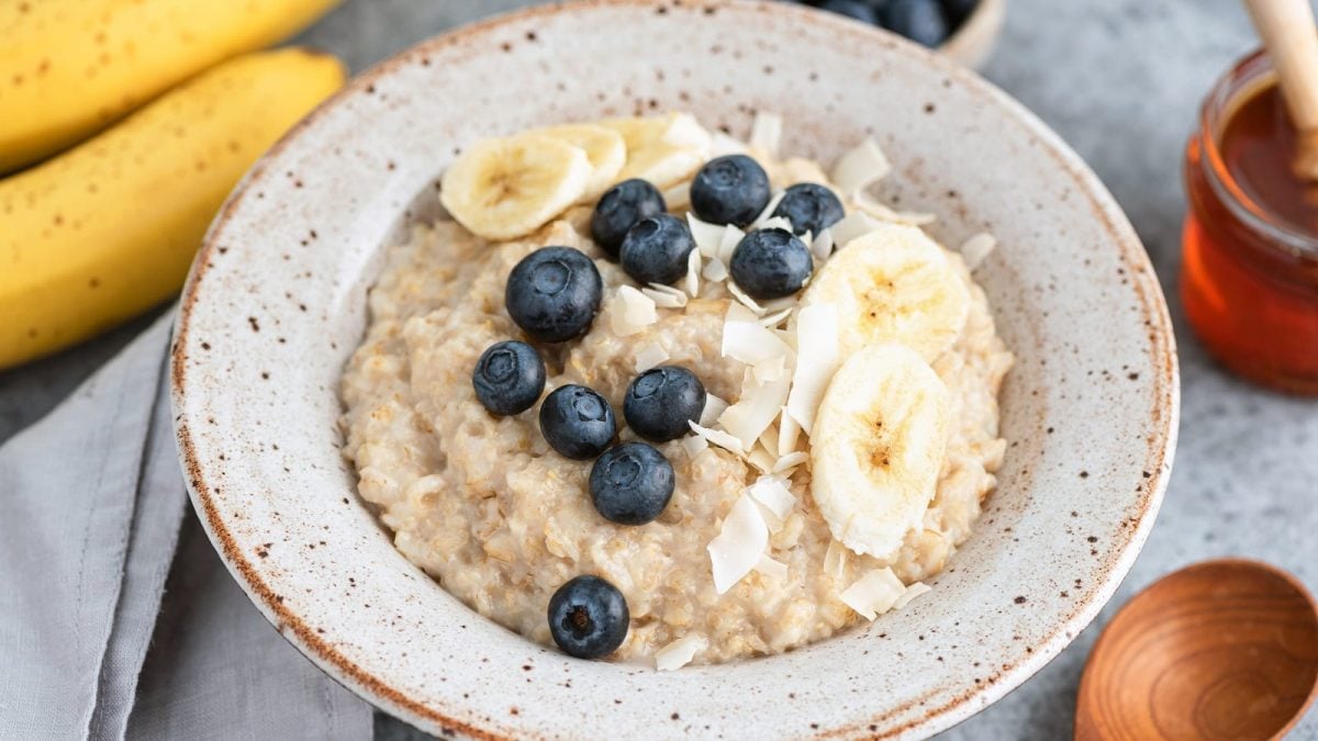 Ein weißer Teller mit Kokos-Bananen-Porridge.