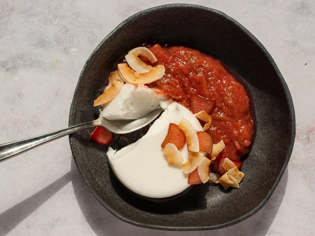 eine Schüssel Kokosmalabi mit Rhabarber und Orangenblütenwasser in der Draufsicht.