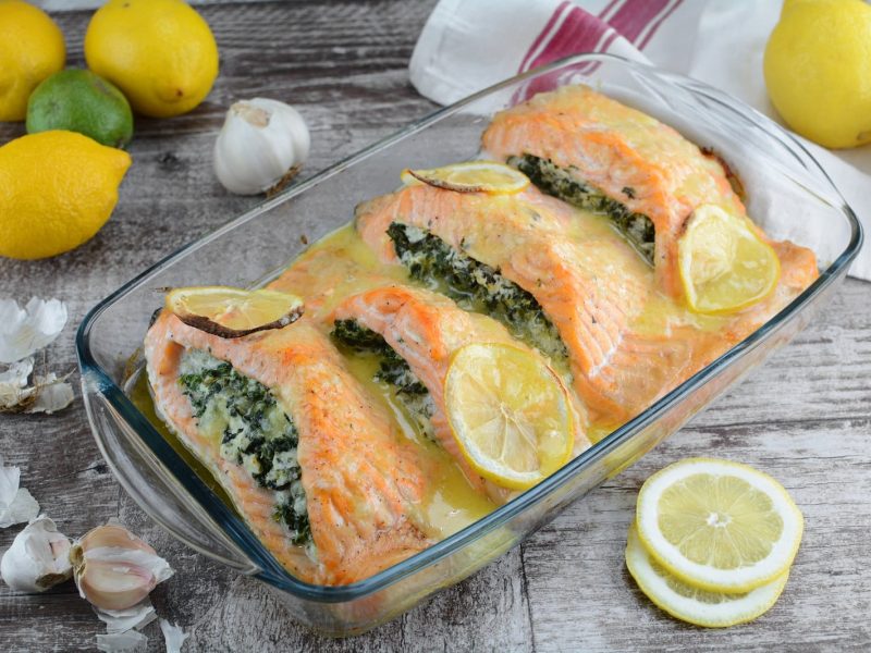 Eine Glasform mit gefülltem Lachs mit Spinat.