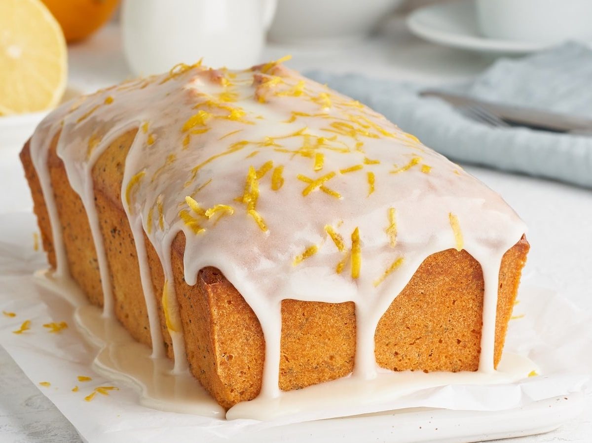 Mascarpone-Kuchen mit Limoncello auf einem weißen Tisch.