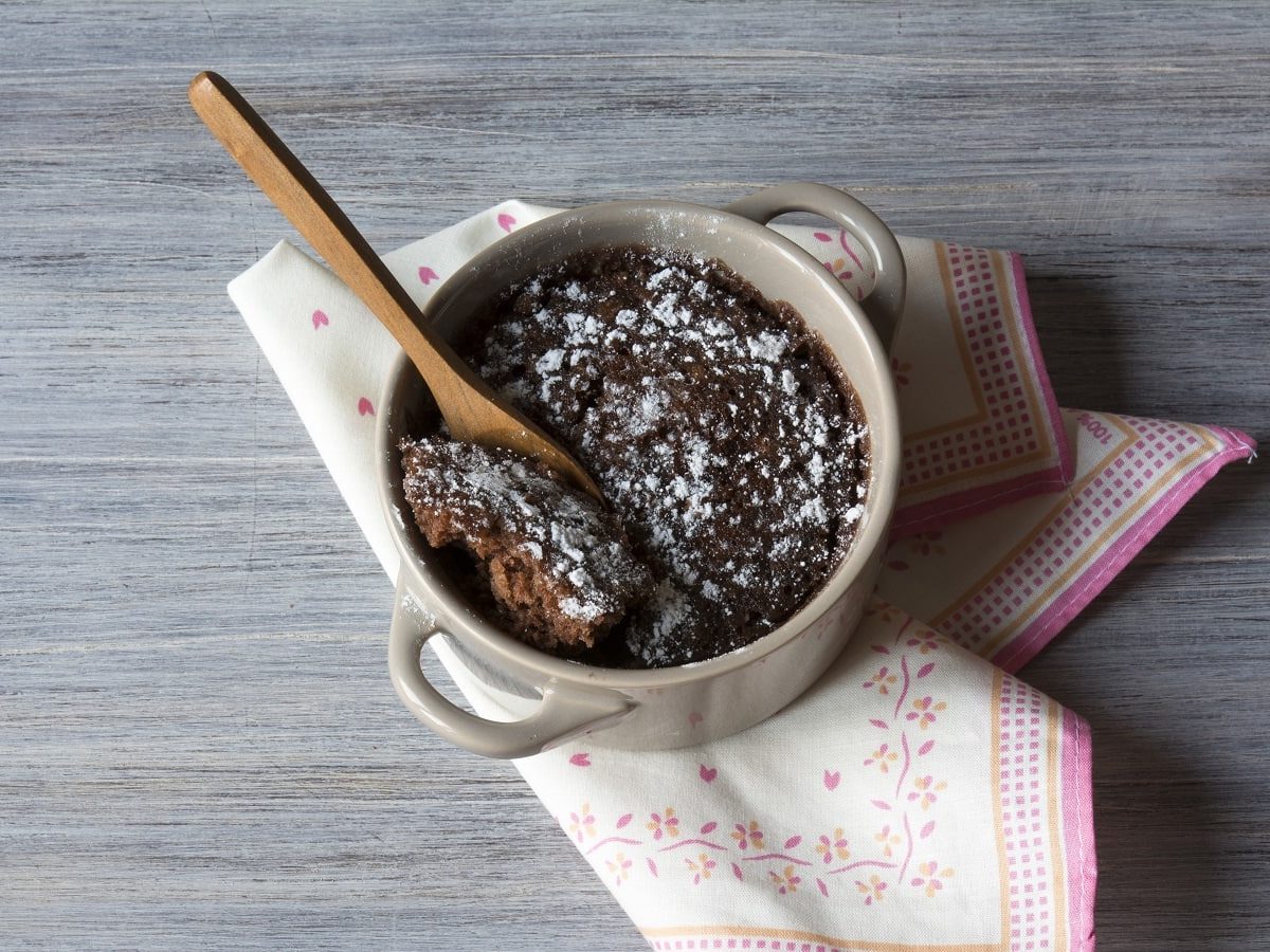 Ein Oreo Mug Cake auf einem Geschirrtuch.