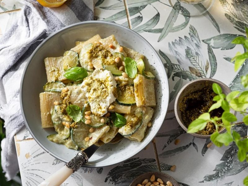 Eine Schüssel mit Paccheri mit Zucchinicreme.