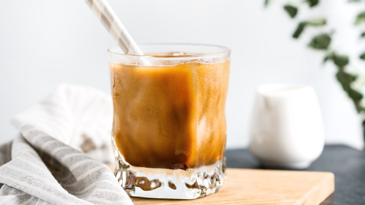 Ein Glas mit Salted Honey Latte auf einem Holztisch.