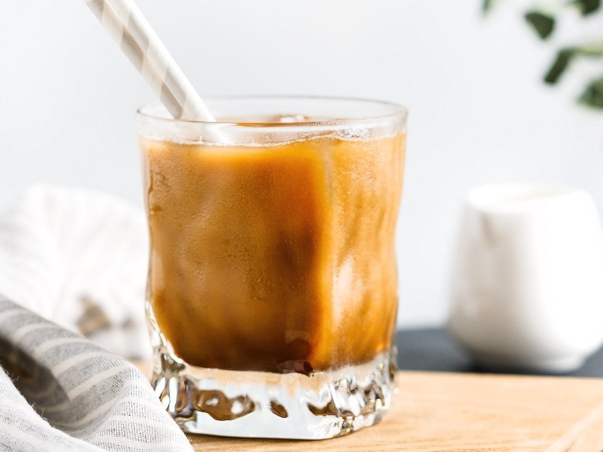 Ein Glas mit Salted Honey Latte auf einem Holztisch.