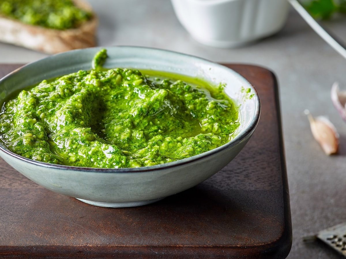 Eine Schüssel mit Shiso Pesto auf einem Holzbrett.