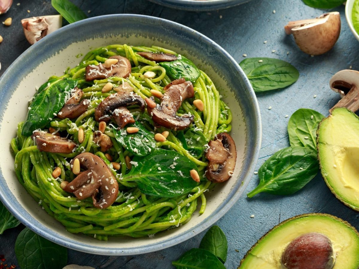 Vegane Pastaidee: Spaghetti mit Spinat-Avocadosauce und gerösteten Pilzen.