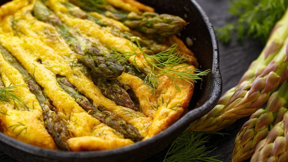 Eine gusseiserne Pfanne mit Spargel-Frittata.