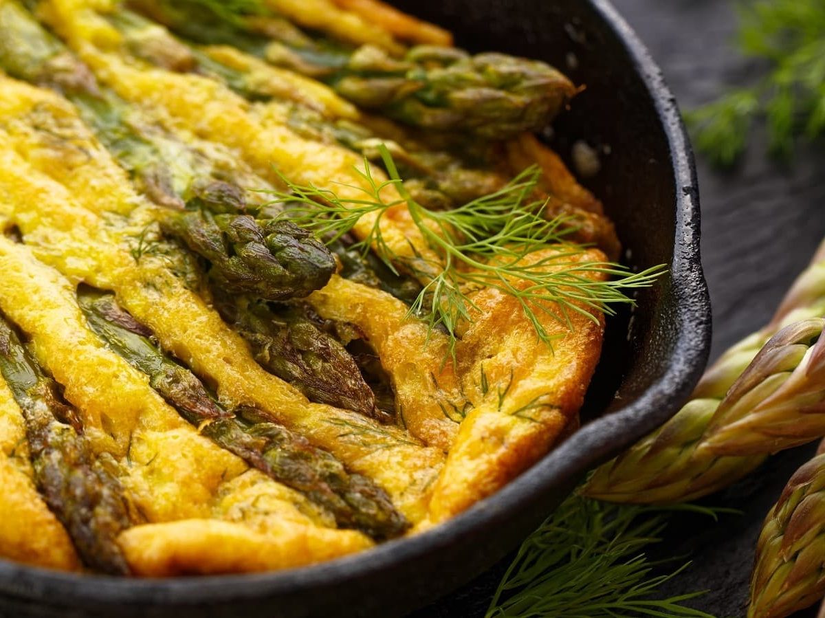 Eine gusseiserne Pfanne mit Spargel-Frittata.