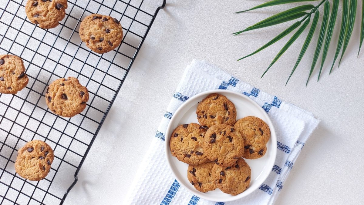 Ein Teller mit Subway Cookies neben einem Gitter mit Subway Cookies.