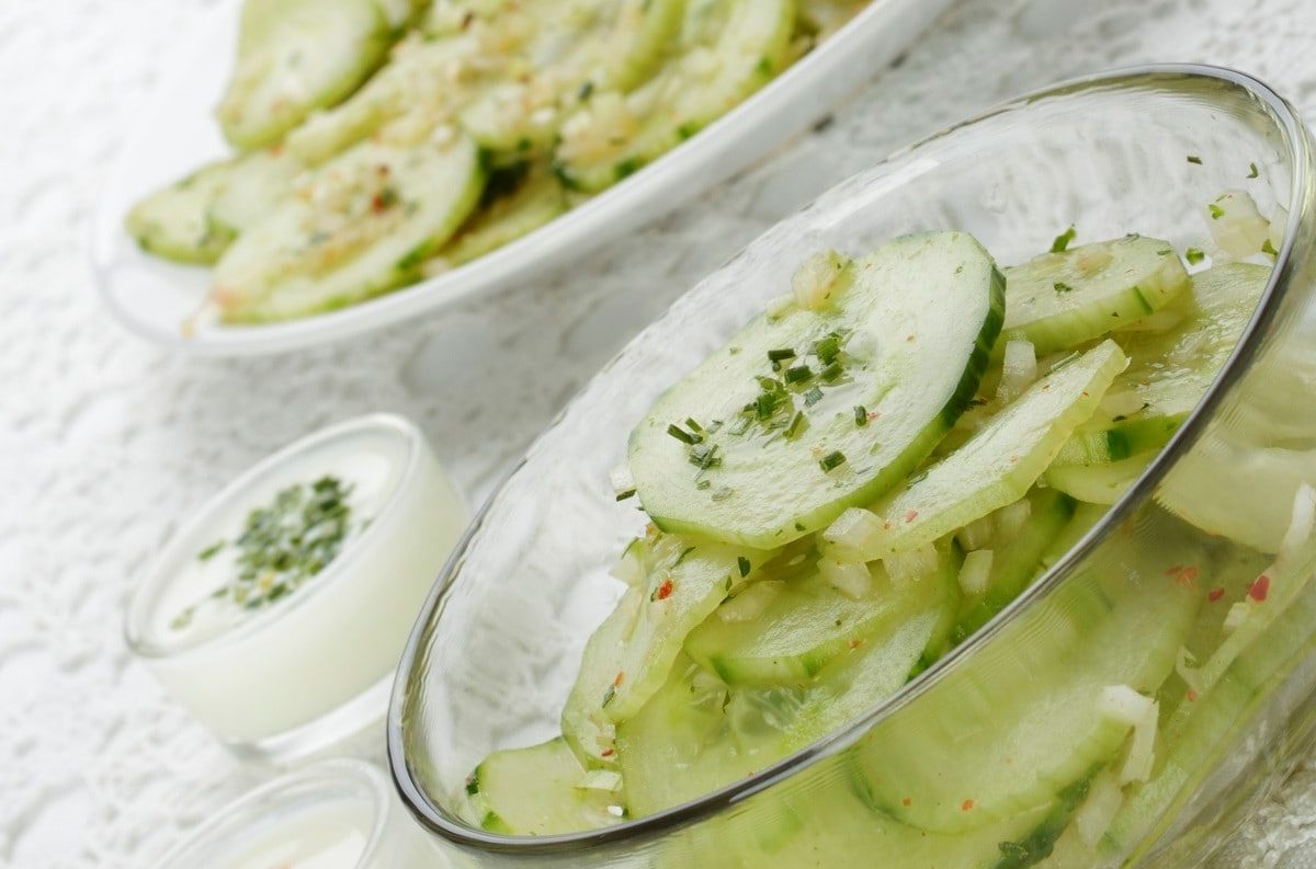 Dänischer Gurkensalat mit süß-saurem Dressing in durchsichtiger Schale.