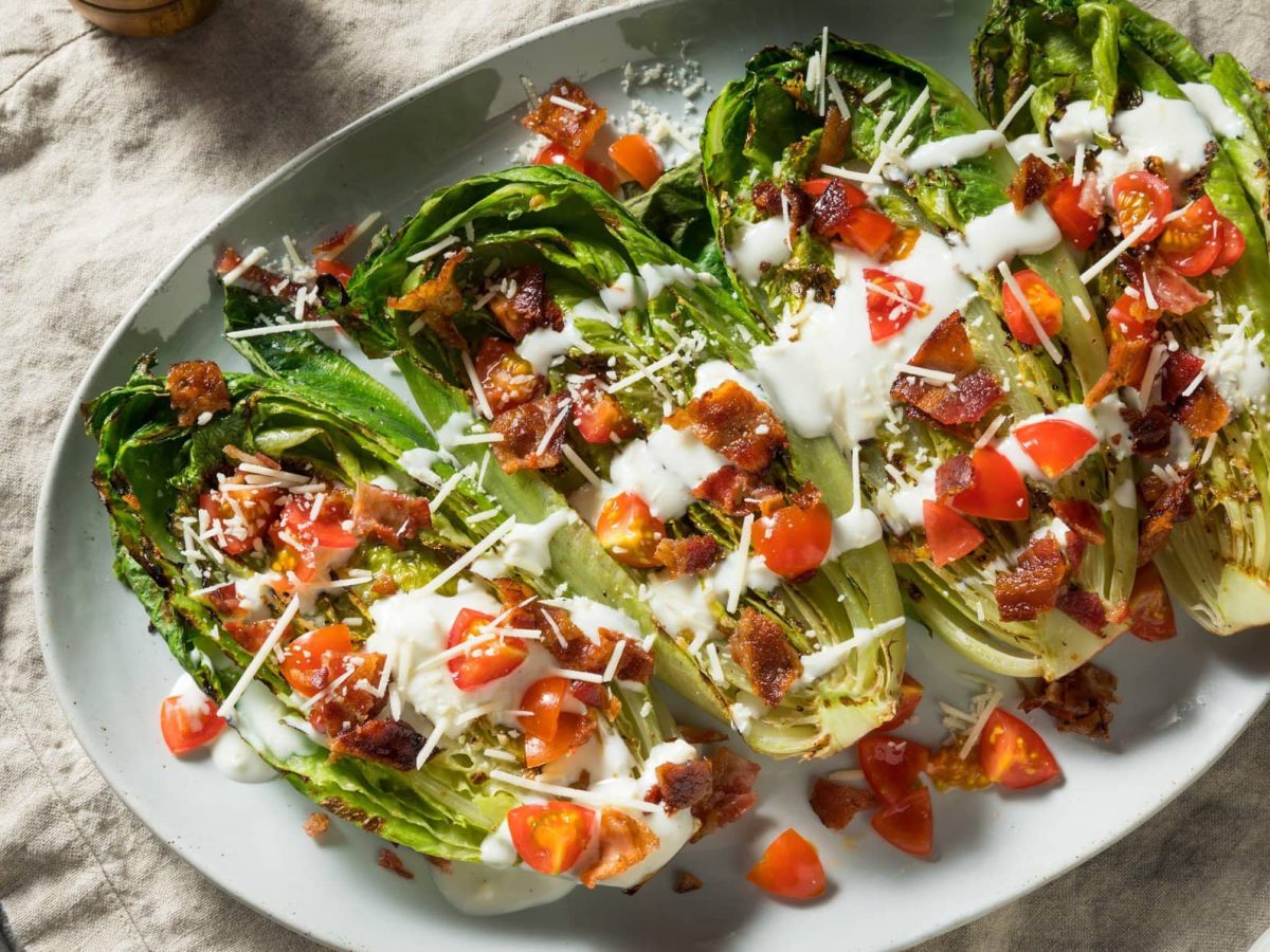 Gegrillter Römersalat mit Tomate, Bacon und Gorgonzoladressing.