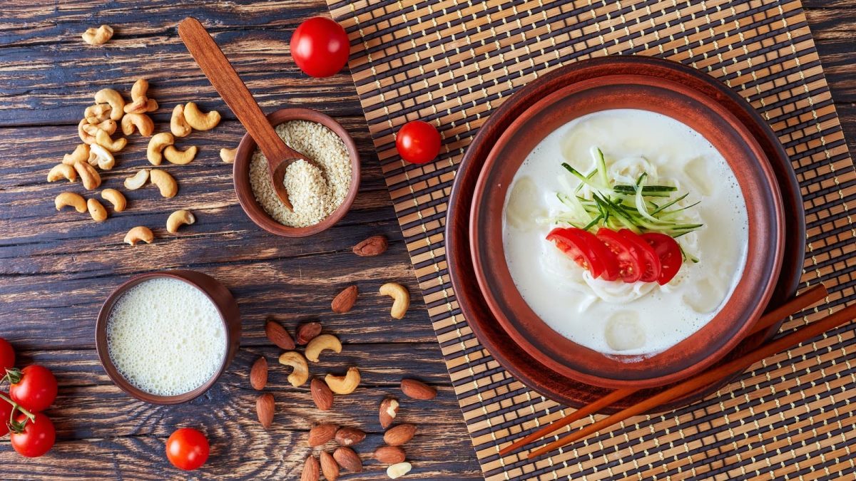 Eine Schüssel Kongguksu auf einem Holztisch.