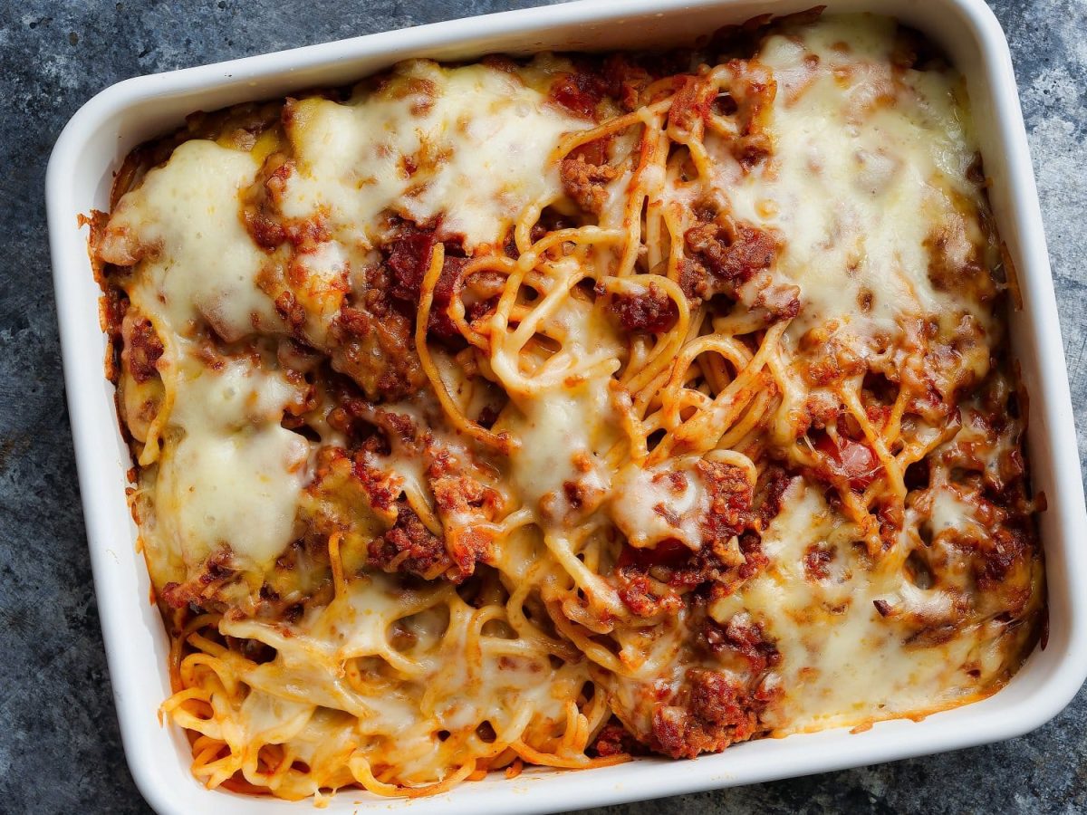 Spaghetti Bolognese aus dem Ofen in einer Auflaufform in der Draufsicht.