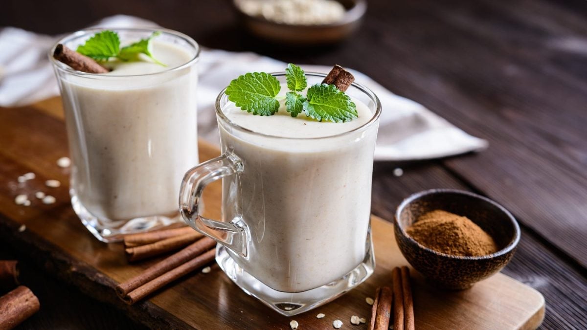 Zwei Gläser mit Avena Colombiana auf einem Holztisch.