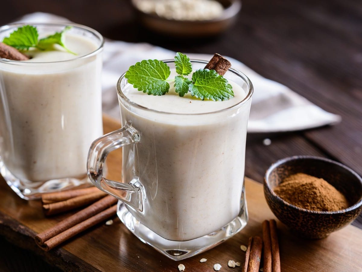 Zwei Gläser mit Avena Colombiana auf einem Holztisch.