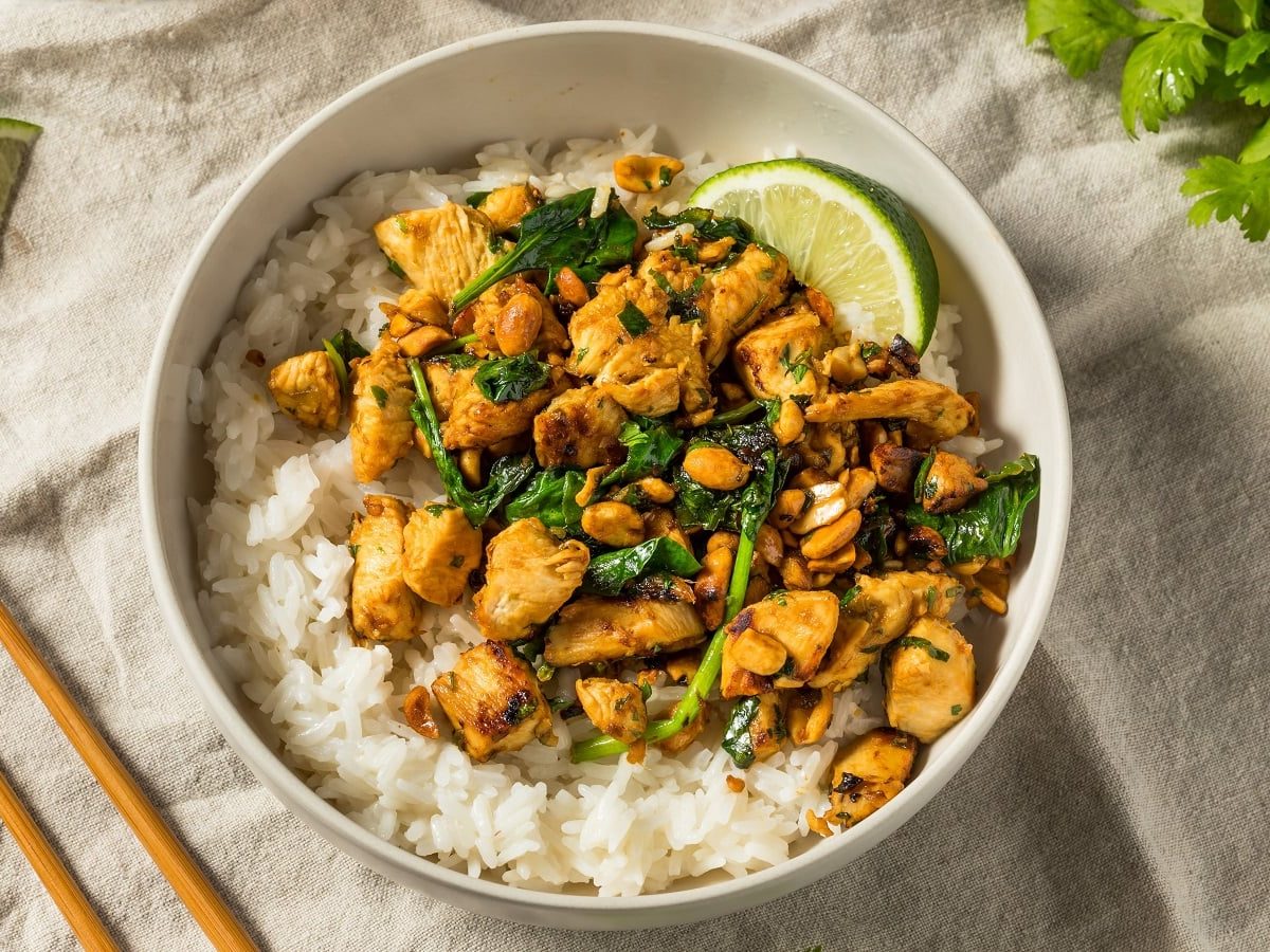 Eine Schüssel mit Erdnuss Chicken Stir-fry auf einem Küchentuch.