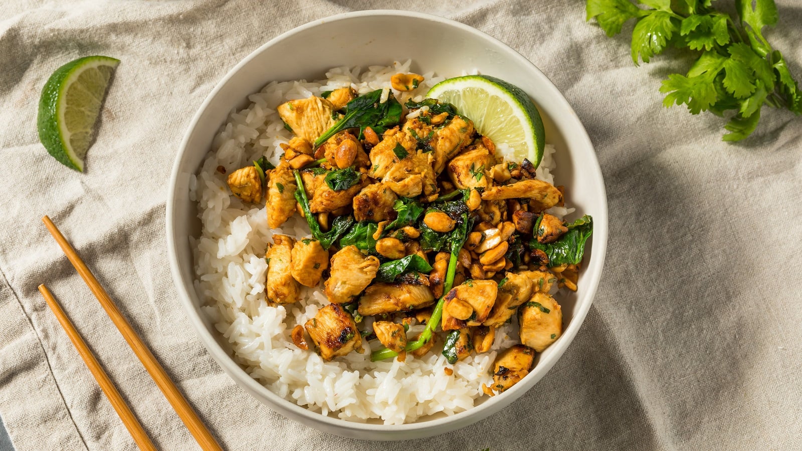 Eine Schüssel mit Erdnuss Chicken Stir-fry auf einem Küchentuch.