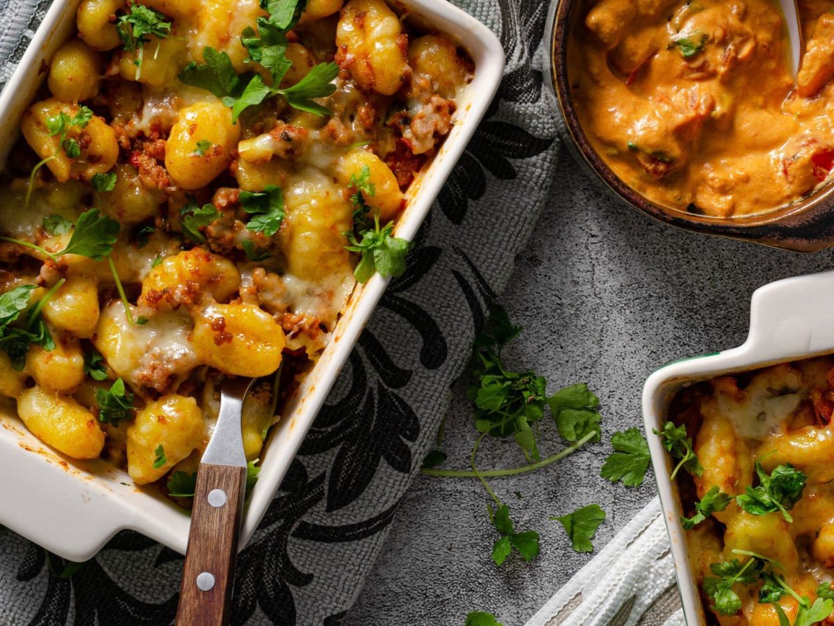 Gnocchi-Hackfleisch-Auflauf verteilt auf zwei Auflaufformen.