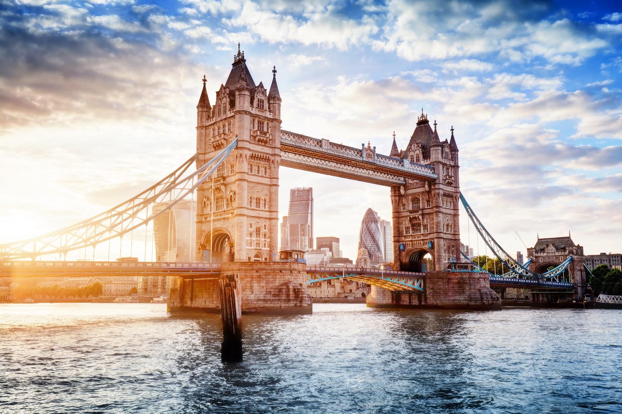 Vegane Städte: Blick auf Londons Tower Bridge bei Sonnenaufgang.