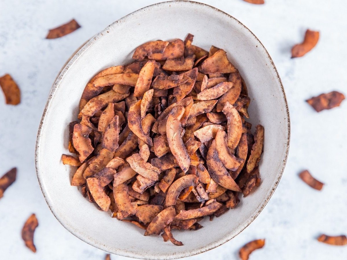 Eine Schüssel mit veganem Kokos-Bacon auf einem hellen Tisch.