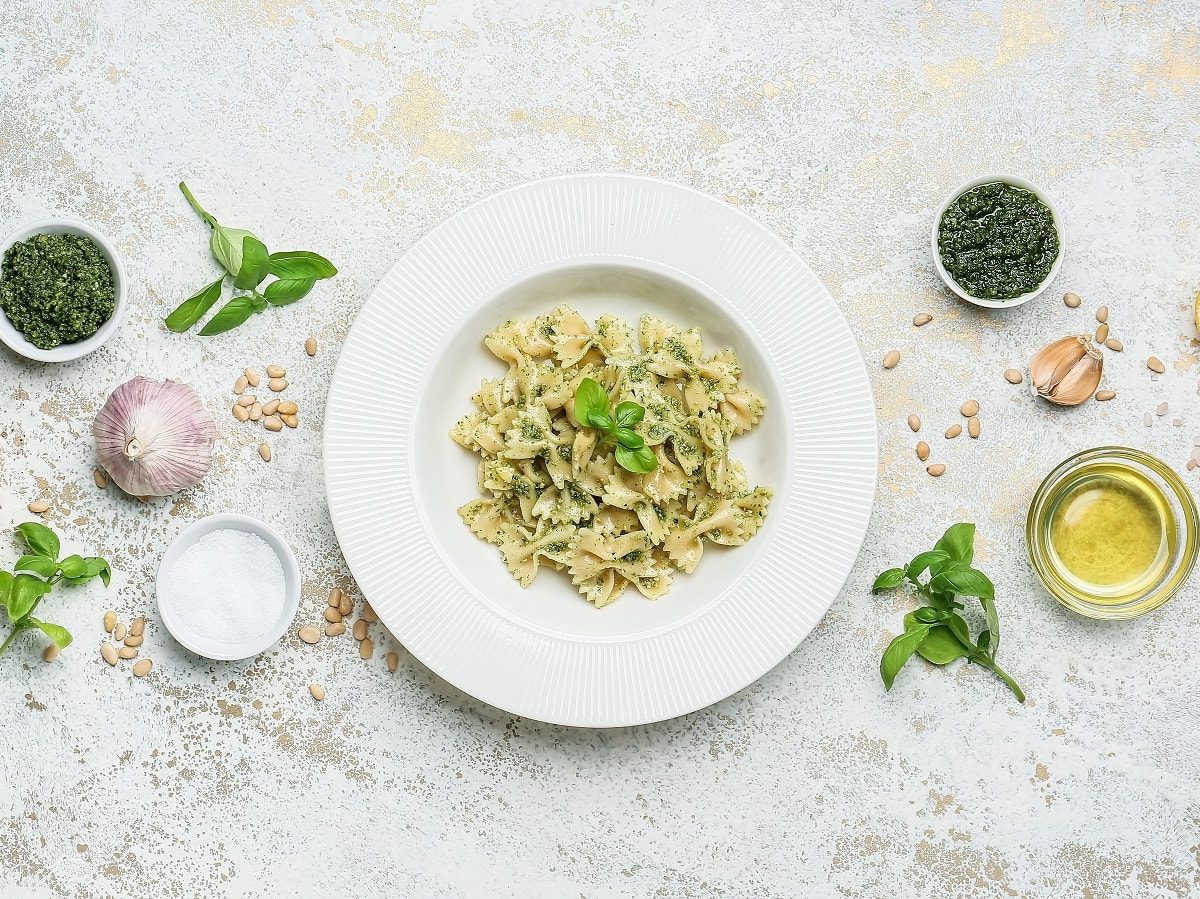 Ein Teller mit Pasta und Zitronen-Pesto auf einem grauen Tisch.