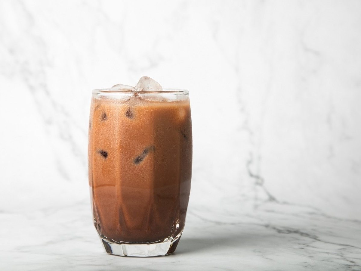 Ein Glas mit Iced Nutella Latte vor einem marmorfarbenen Hintergrund.